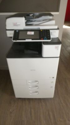 une photo d'une imprimante multifonction posée sur un bureau