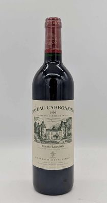 une bouteille de vin rouge du Château Carbonne, en France