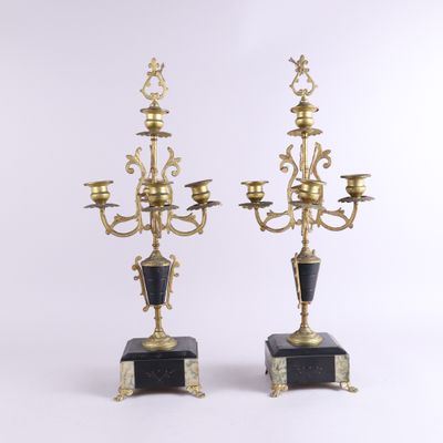 paire de candélabres anciens en laiton avec des socles en marbre noir