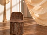 une chaise placée devant un rideau