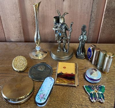 un grand nombre d'objets posés sur une table