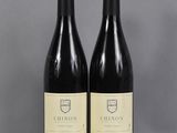 deux bouteilles de vin posées sur une table l'une à côté de l'autre