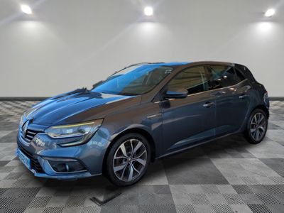 une voiture bleue est garée sur le sol à carreaux d'un garage
