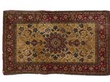 un tapis persan antique sur fond blanc