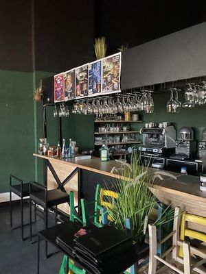 bar avec évier intégré bois et montant métal noir et systè…