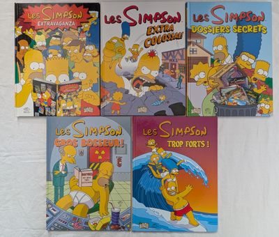 Quatre albums de bandes dessinées des Simpson sont posés sur une surface blanche