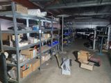 un garage où s'entassent des cartons et encore des cartons sur les étagères