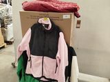 une pile de vêtements posée sur un chariot dans un entrepôt