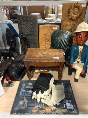 une table sur laquelle se trouvent de nombreux objets