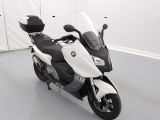 une moto blanche et noire garée dans une pièce