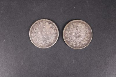deux pièces d'argent sur lesquelles figurent les noms de deux personnes