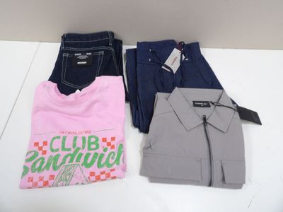 deux paires de chemises et de pantalons sont posées sur une table