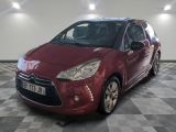 la citrole rouge est garee sur un sol en damier