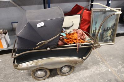 une poussette avec un parapluie au milieu d'une pièce