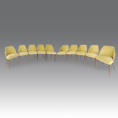 un lot de six chaises jaunes à pieds en bois