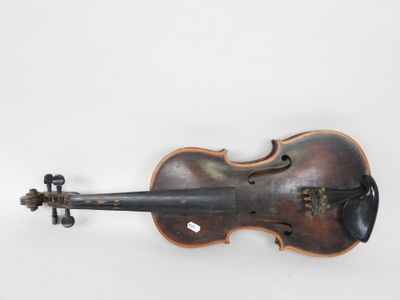 un vieux violon accroché à un mur sur fond blanc