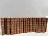 une rangée de vieux livres posés sur une table