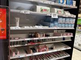 beaucoup d'articles sur les étagères du magasin