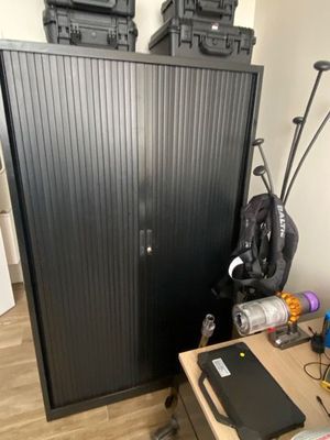 une armoire noire sur laquelle est posé un ordinateur portable