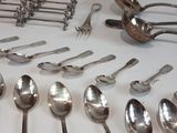 many spoons and spoon spoons laid out on a table