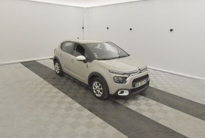 une photo d'une voiture blanche dans un garage