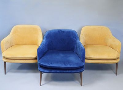 trois chaises bleues et jaunes placées les unes à côté des autres dans une pièce