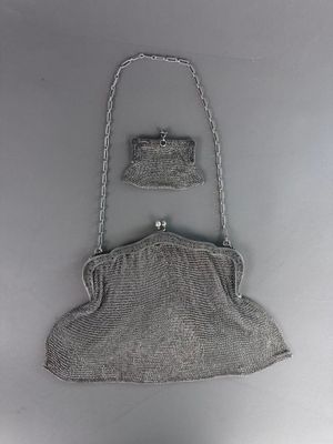 une image représentant un porte-monnaie en argent entouré d'une chaîne