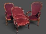 une paire de fauteuils en velours rouge sur fond gris