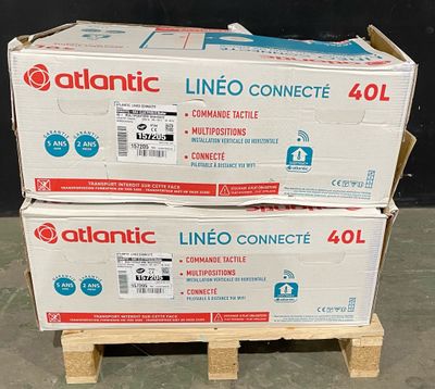 deux cartons posés sur une palette sont empilés l'un sur l'autre