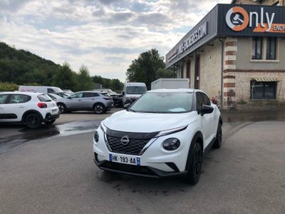 l'avant d'un SUV Nissan blanc garé devant un immeuble