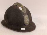 un casque orné d'un insigne, posé sur une table