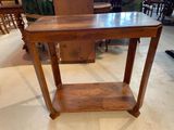 une table en bois surmontée d'une étagère