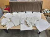 une table recouverte de nombreuses serviettes blanches