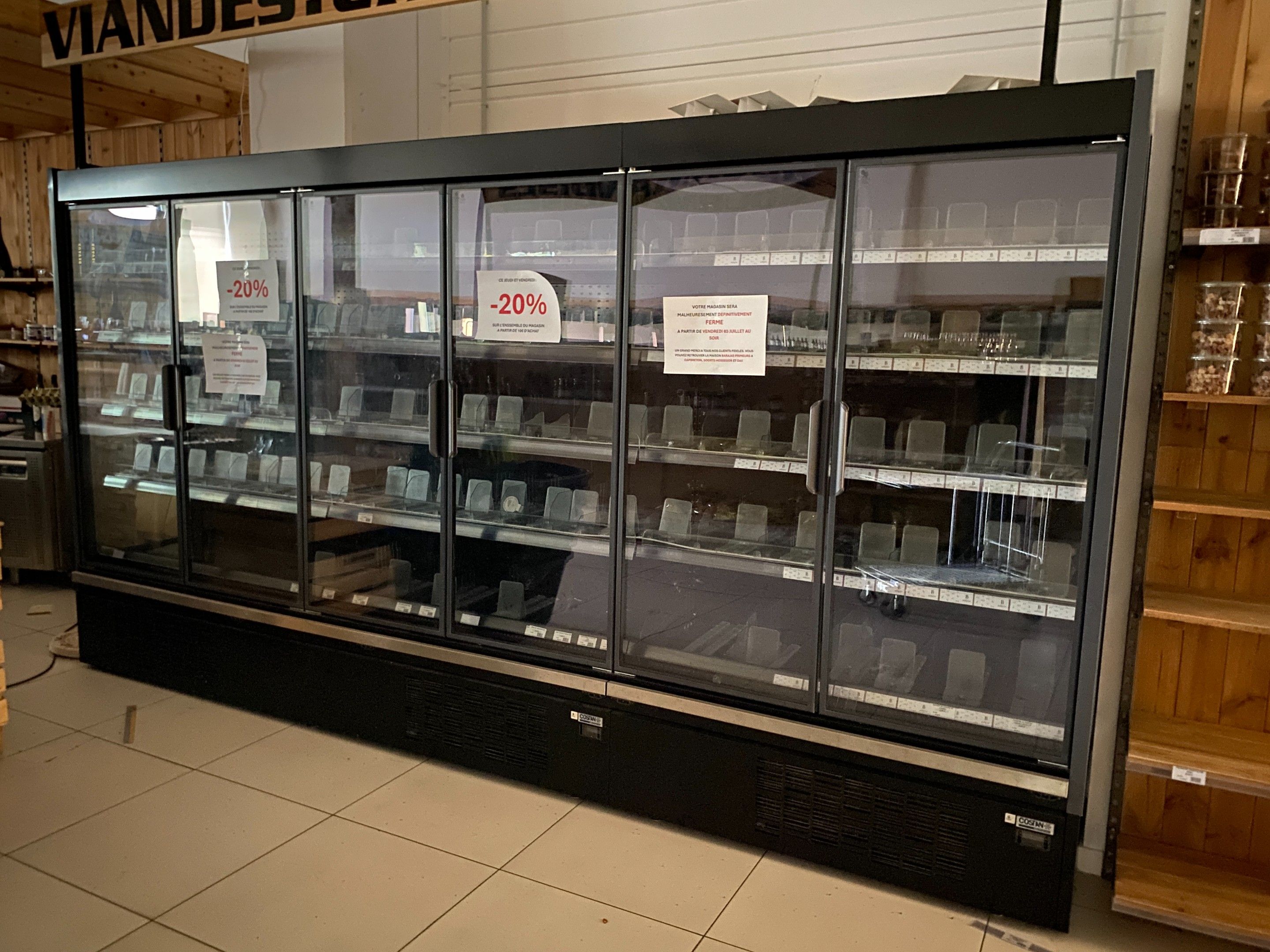 Une grande vitrine réfrigérée COSTAN en métal, à 6 portes, à…