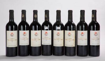 six bouteilles de vin rouge alignées sur une table