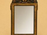 une photo d'un miroir posé sur une table en bois