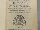 un vieux livre écrit posé sur une table