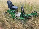 un scooter garé au milieu d'un champ d'herbes hautes
