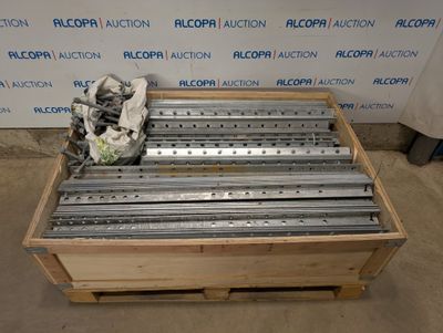 un gros plan d'une palette sur laquelle sont empilées plusieurs barres métalliques