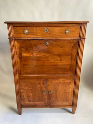 une vieille armoire en bois avec deux tiroirs et une porte