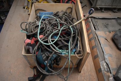 une boîte remplie de fils et d'outils posée sur une table