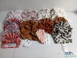 plusieurs modèles différents de bandeaux pour bébés posés sur un fond blanc