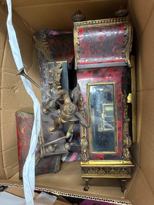 une boîte dans laquelle se trouve une horloge