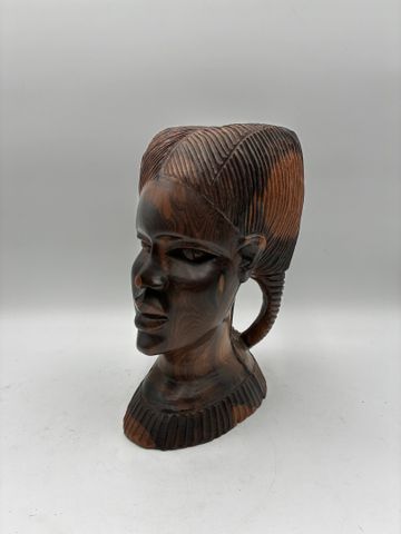 Sculpture en bois représentant une femme africaine. H 31 cm