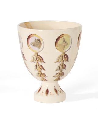 une tasse blanche ornée d'un motif doré