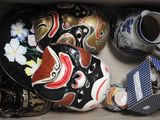 une boîte contenant divers objets décoratifs