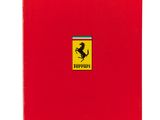 un livre rouge orné du logo Ferrari