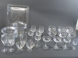 beaucoup de verres à vin et un plateau sur la table