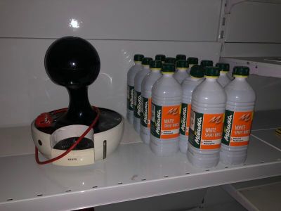 Des bouteilles de soda et d'eau sont posées sur une étagère dans un réfrigérateur