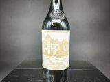 une bouteille de vin posée sur une boîte noire